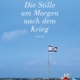 Buchcover: Chaim Noll – Die Stille am Morgen nach dem Krieg, Strand mit Israel-Fahne und zusammengestellten Stühlen